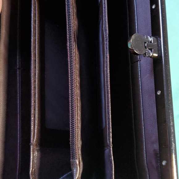 Classy Wallet - Picture 3 of 7